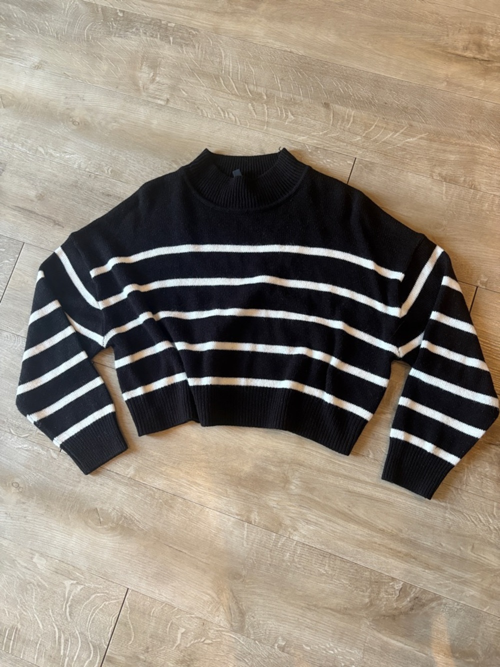 H&M Black and White Striped Cropped Turtleneck Sweater Size Medium